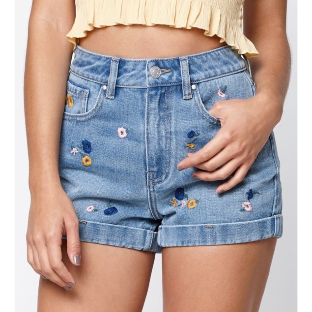 Pacsun Mom jean shorts!! Never worn! Size 22